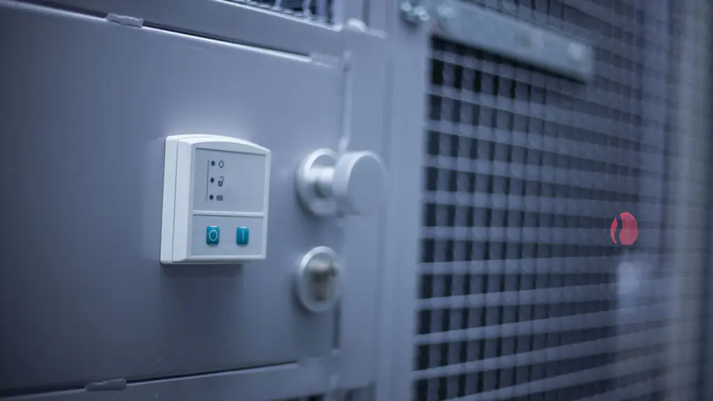 Zutrittskontrolle mit Kartenleser an einem Serverschrank